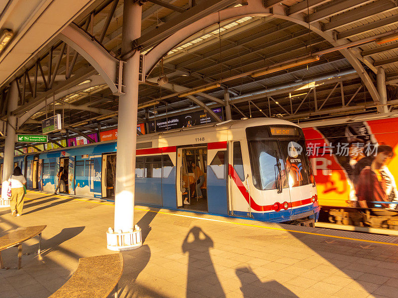 泰国曼谷- 2019年12月30日:Udom Suk站是BTS轻轨站，位于泰国曼谷邦那区素坤逸线。该车站位于素坤逸路的乌都石。